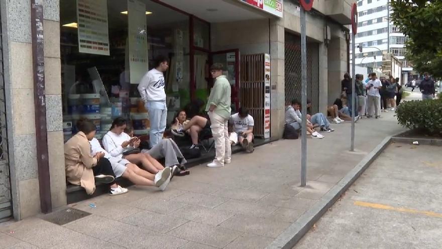 Centenares de jóvenes hacen cola para conseguir piso en una inmobiliaria de Santiago de Compostela