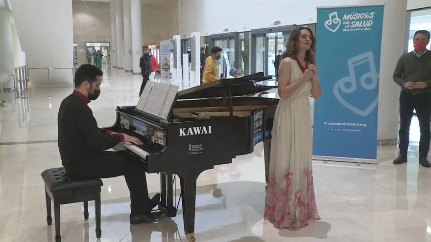 Instalan un piano en el hall del hospital La Fe de València para acercar la música a los pacientes