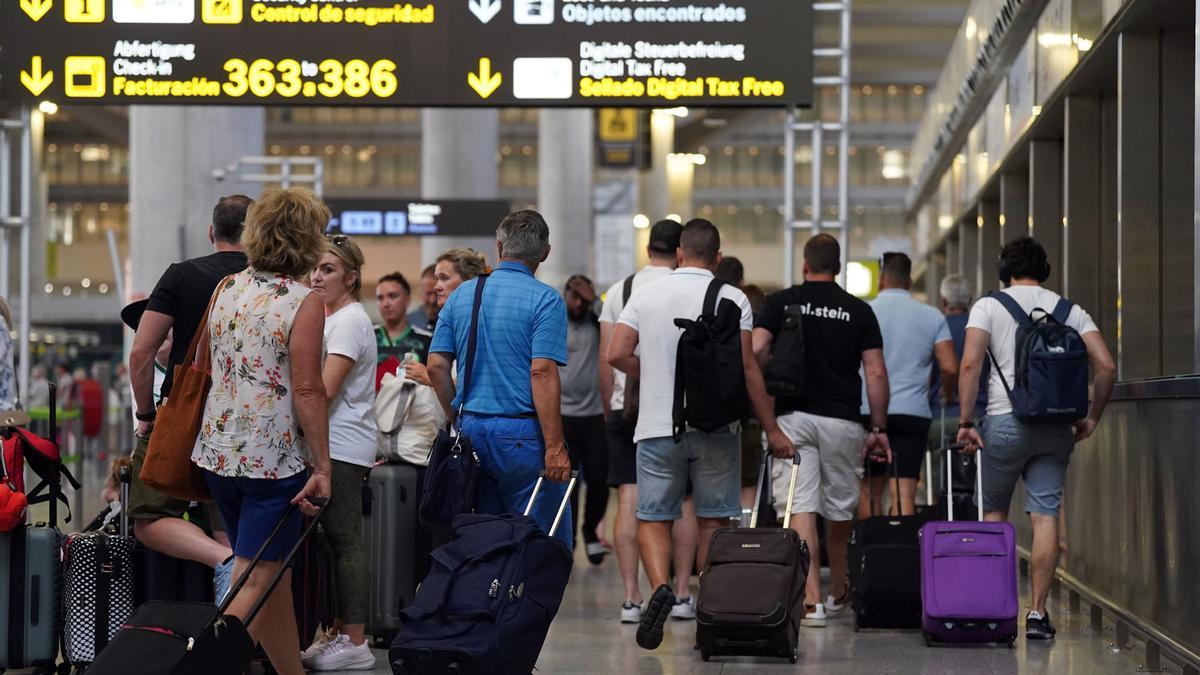 Llegada de turistas al aeropuerto de Málaga.