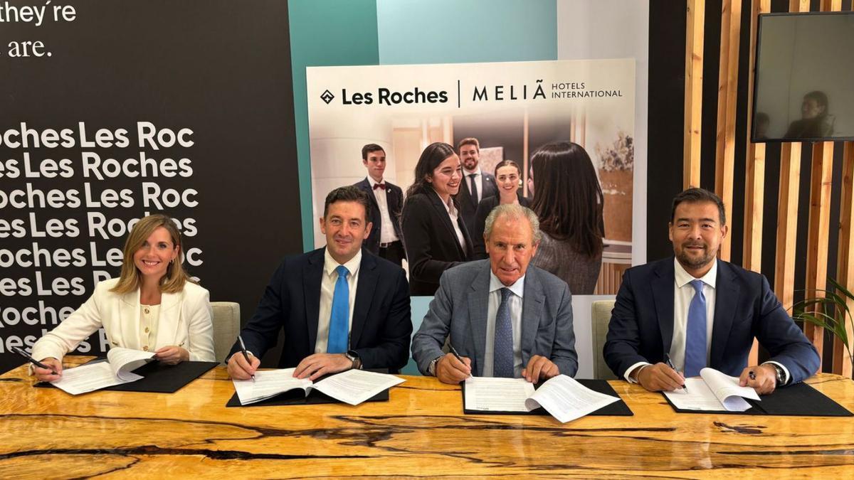 Responsables de Les Roches y de la cadena hotelera Meliá, en la firma del acuerdo de colaboración.