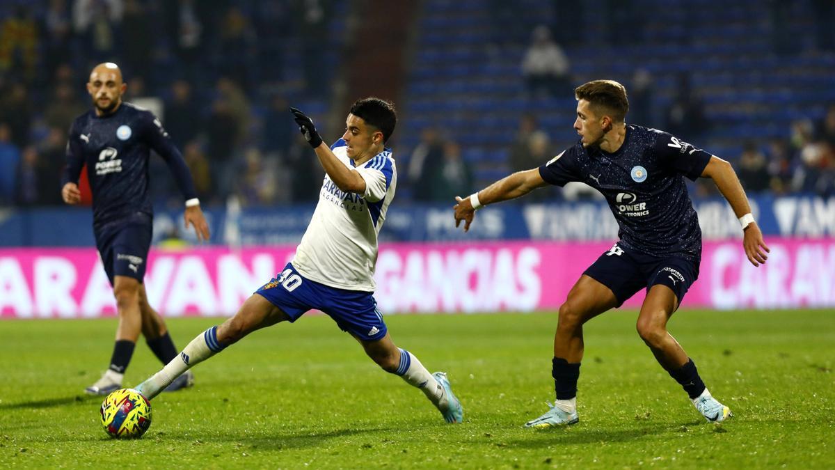 Bermejo trata de llevarse el balón durante el partido ante el Ibiza disputado en La Romareda en la primera vuelta.