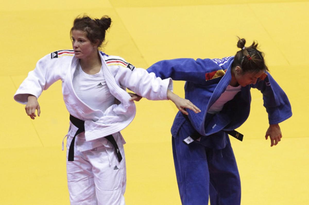 La española Ana Carrascosa (izquierda) y la alemana Romy Tarangul (derecha) luchan por el bronce en los europeos de Judo de Chelyabinsk (Rusia).