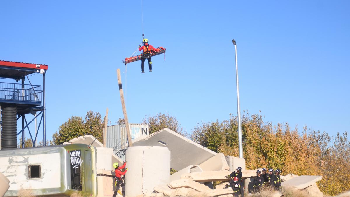 Bomberos, en el taller de ayer por la tarde en San Ginés.