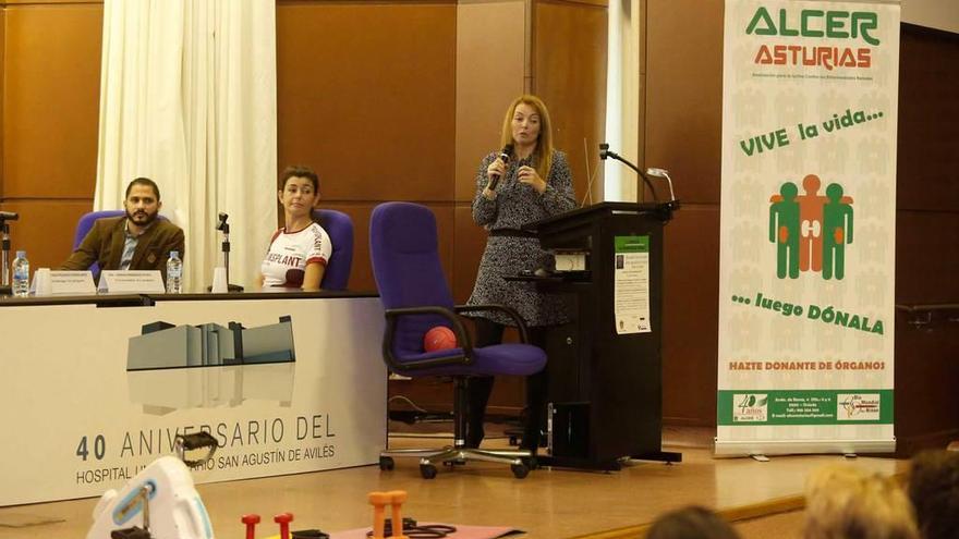 Sonia Cabanelas explica el proyecto que se desarrollará con los pacientes de diálisis; en primer término, algunos de los utensilios deportivos que se usarán con la nueva práctica.