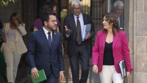 El president Aragonès y la consellera Vilagrà dirigiéndose a la reunión del Govern.