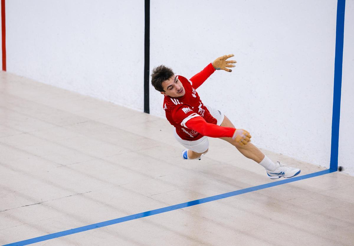 Murcianet es llança per a retornar la de volea.