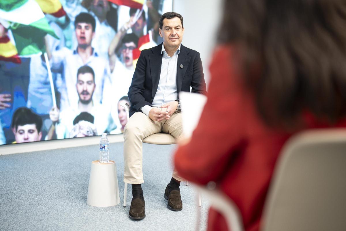 Juanma Moreno, durante la entrevista con El Correo de Andalucía