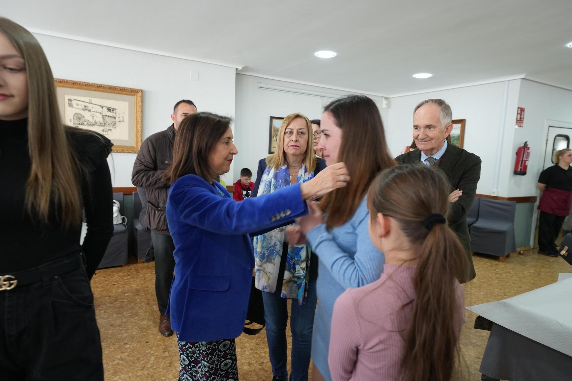 Visita de la ministra de Defensa a los 47 familiares de combatientes ucranianos que pasan dos semanas en el Grau de Castelló