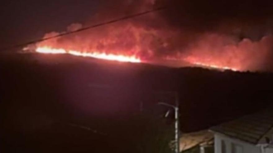 Un incendio originado de noche quema ya 90 hectáreas en A Mezquita