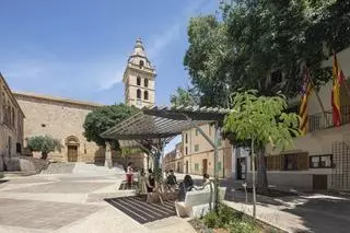 Urbanismo de género en Mallorca: la Plaça de la Vila de Sencelles, un buen caso de remodelación hecha pensando en las personas