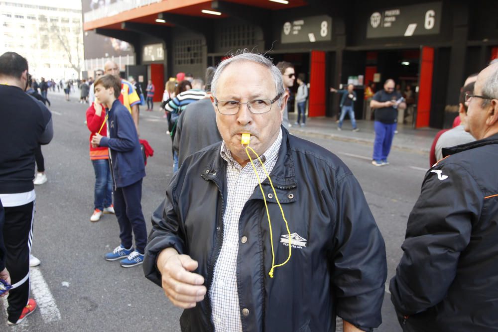 Pitos y cervezas antes del Valencia - Sporting