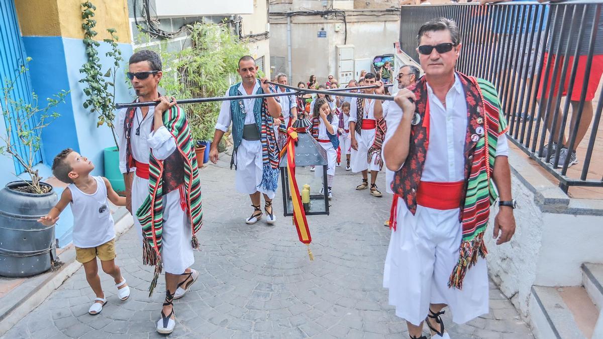 La tradicional subida del farolico de Venancio se realiza junto con una vistosa comitiva que parte de la Puerta de la Iglesia.