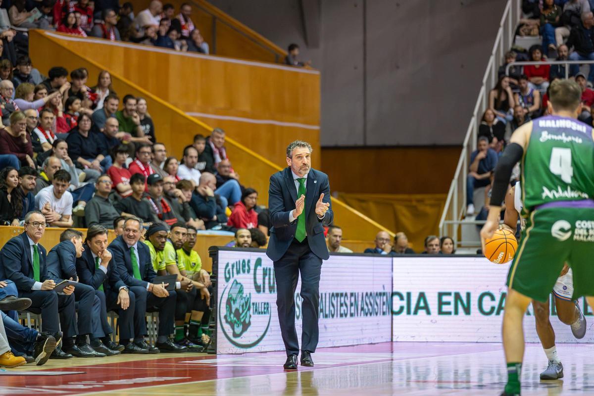 Ibon Navarro animando a sus jugadores.