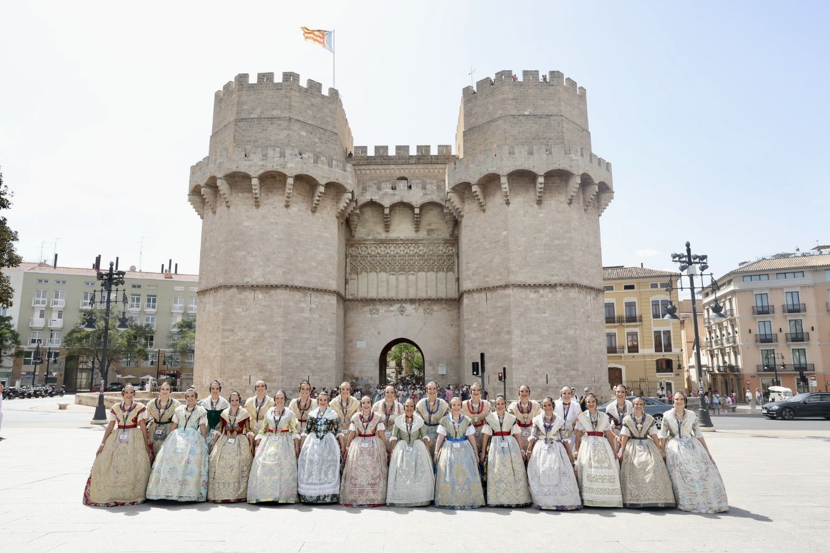 Baño de multitudes de las candidatas a Fallera Mayor de València 2025