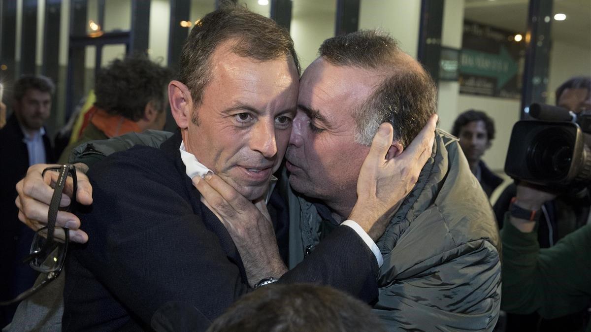 El expresidente del Barça Sandro Rosell llega a la estación de Sants procedente de Madrid después de quedar en libertad provisional 