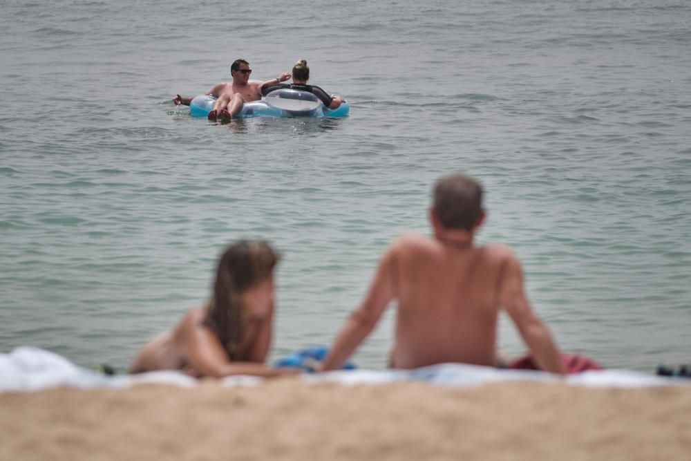 Un baño en la playa, uno de los remedios más utilizados este jueves para combatir el calor.