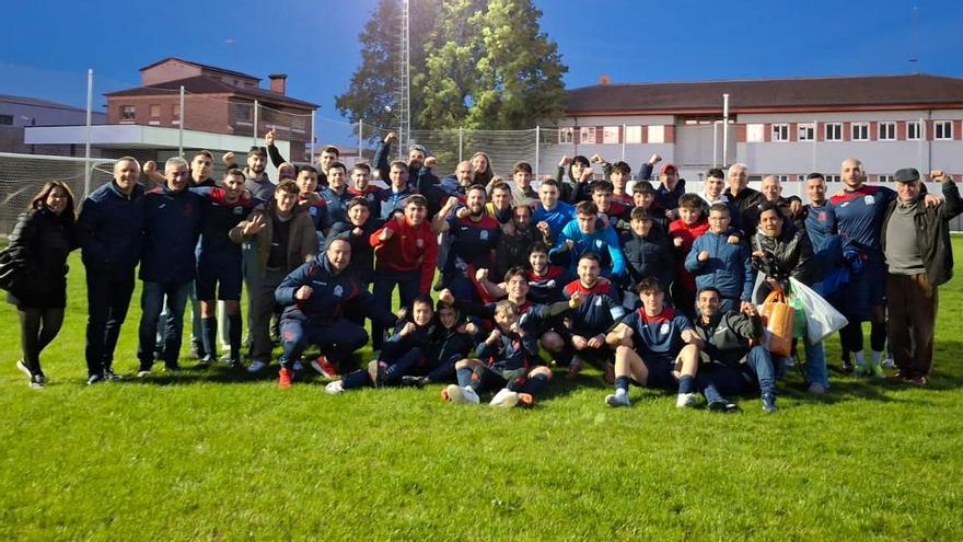 La "familia" del Villalonga CF tras su triunfo en el campo del Polinyà