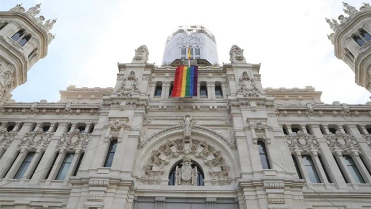 cibeles-bandera-lgtbi