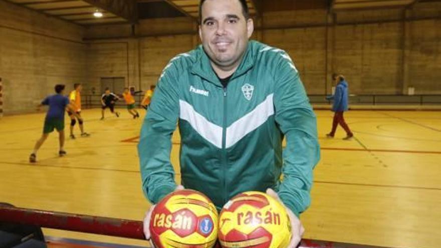 Joaquín Rocamora posa antes de comenzar el entrenamiento de su equipo.