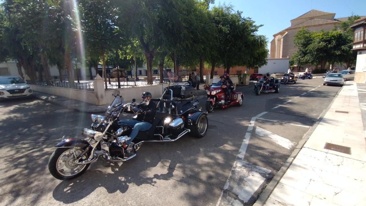 Desfile de motos trike en una reunión de trikeros.