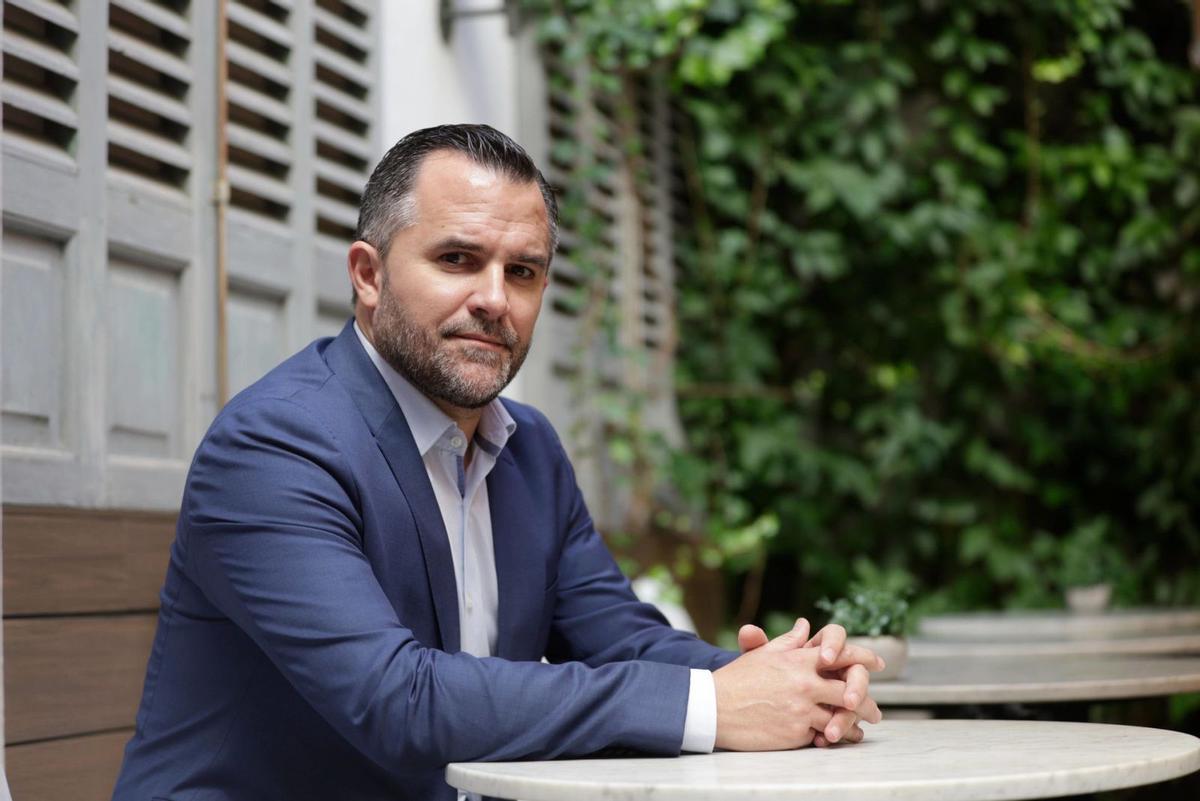 Javier Vich, presidente de los hoteleros de Palma y CEO de Summum, en el hotel Summmum, en el casco antiguo. | MANU MIELNIEZUK