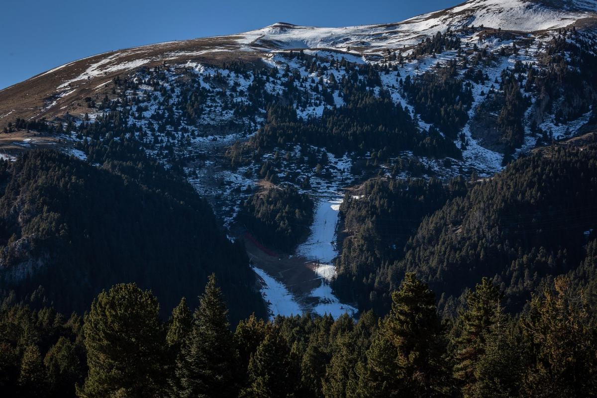 El aumento de las temperaturas significa que la gran mayoría de las estaciones de esquí del mundo ya dependen de la nieve artificial para aumentar la capa de nieve y prolongar la temporada, pero una racha récord de clima templado a fines de diciembre significa que incluso la nieve artificial ya no es posible en algunas áreas como en La Molina