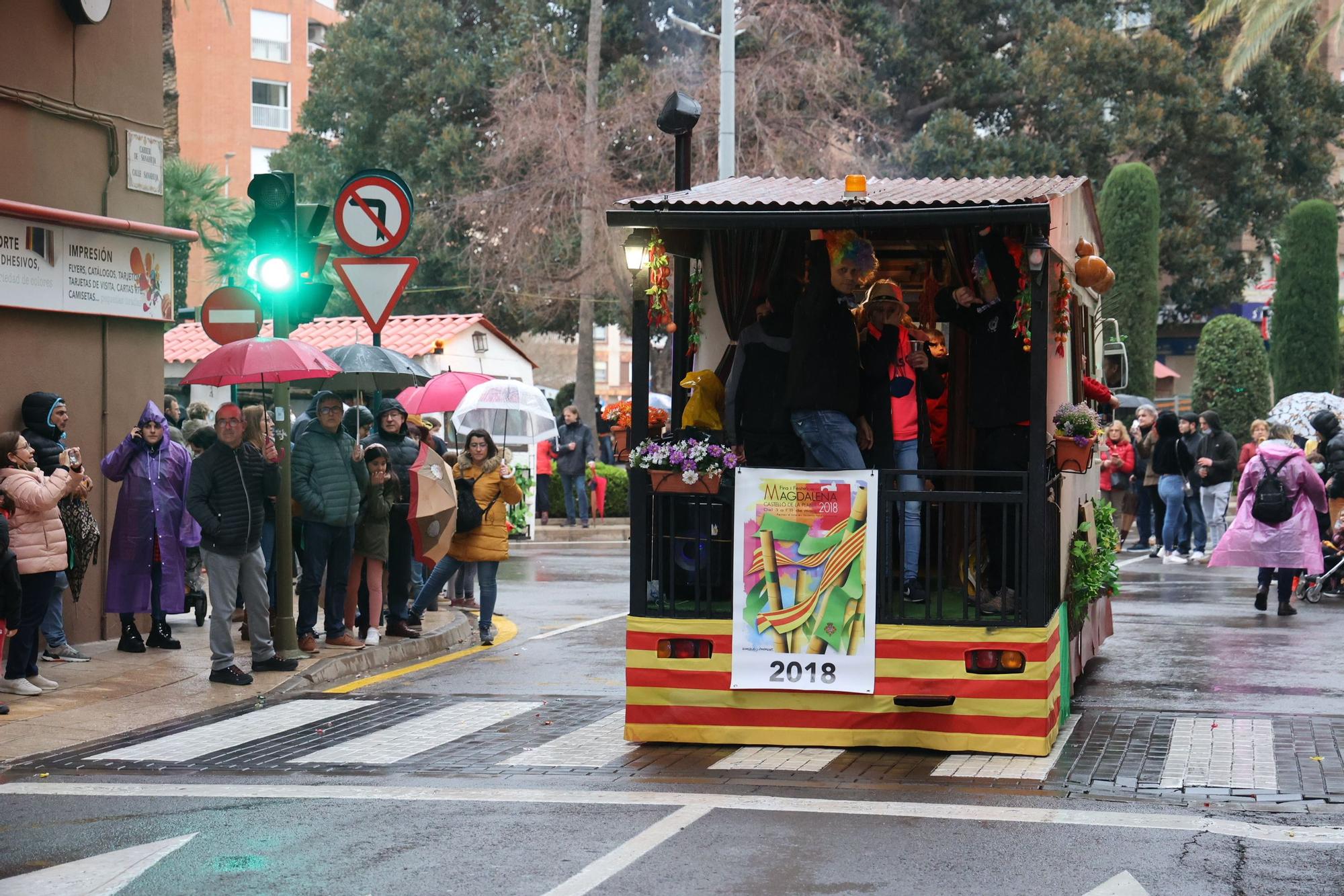 Las mejores imágenes del desfile de carros engalanados y collas de la Magdalena