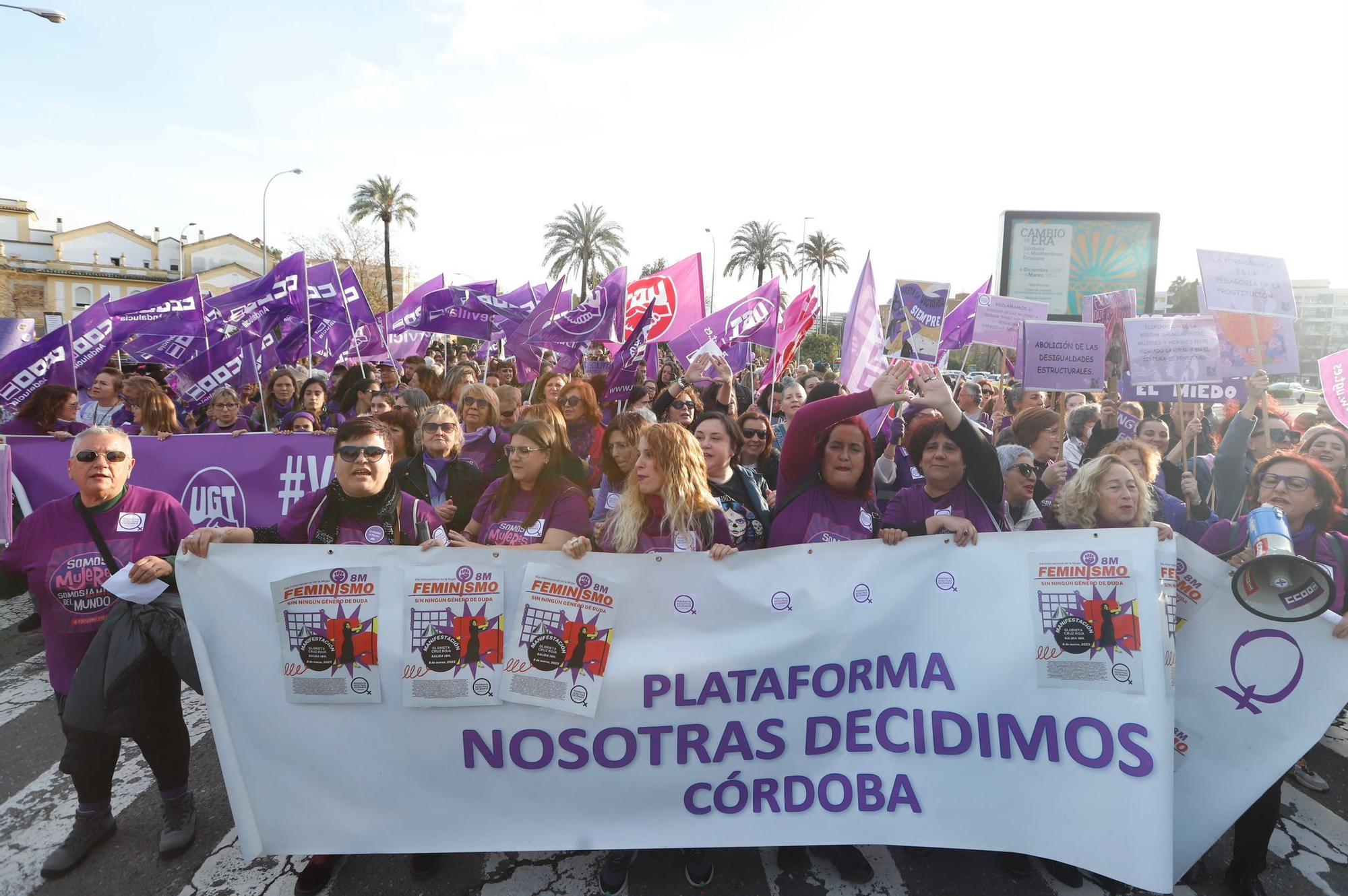 La manifestación del 8M recorre las calles de Córdob8
