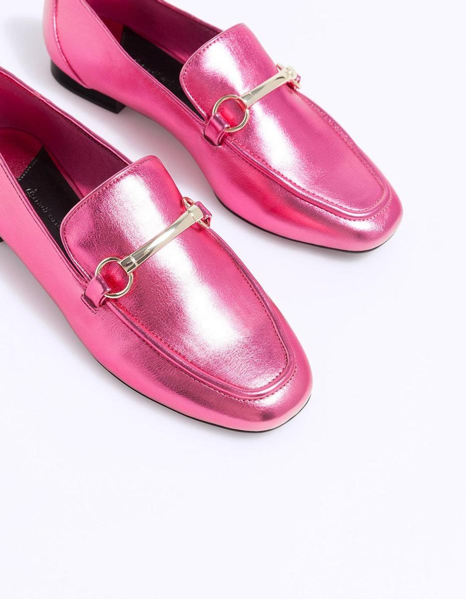 Prendas en rosa y rojo para la primavera: mocasines metalizados de Stradivarius