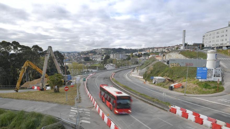 Los vehículos vuelven a circular por A Pasaxe tras el derribo del viaducto del Chuac