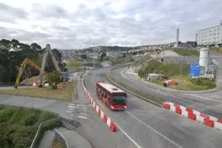 Los vehículos vuelven a circular por A Pasaxe tras el derribo del viaducto del Chuac