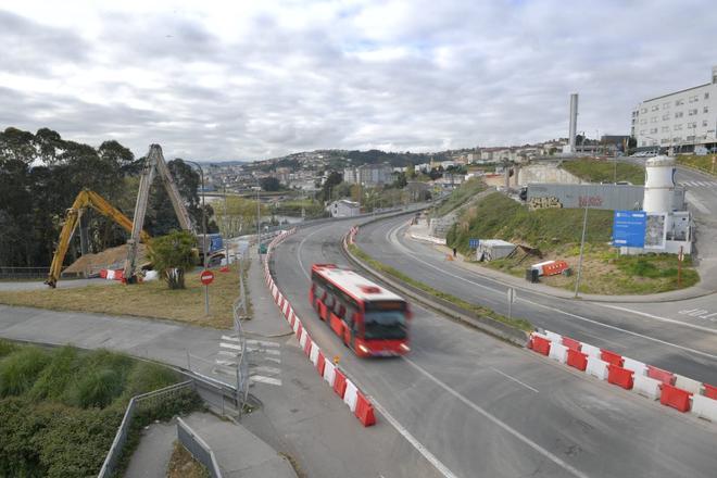 Los vehículos vuelven a circular por A Pasaxe tras el derribo del viaducto del Chuac