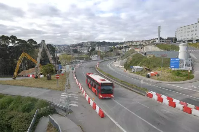 Los vehículos vuelven a circular por A Pasaxe tras el derribo del viaducto del Chuac