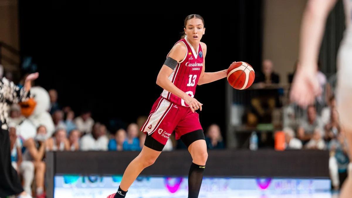 Pueyo, con el balón controlado en el choque ante el Landes