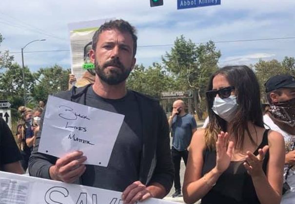 Ana de Armas y Ben Affleck en las manifestaciones contra el racismo