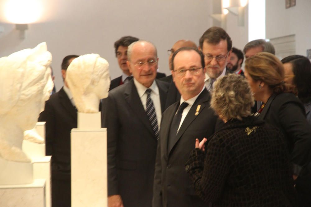 François Hollande y Mariano Rajoy son recibidos con honores junto al Ayuntamiento de Málaga. Antes del almuerzo, han visitado el Museo de Málaga.