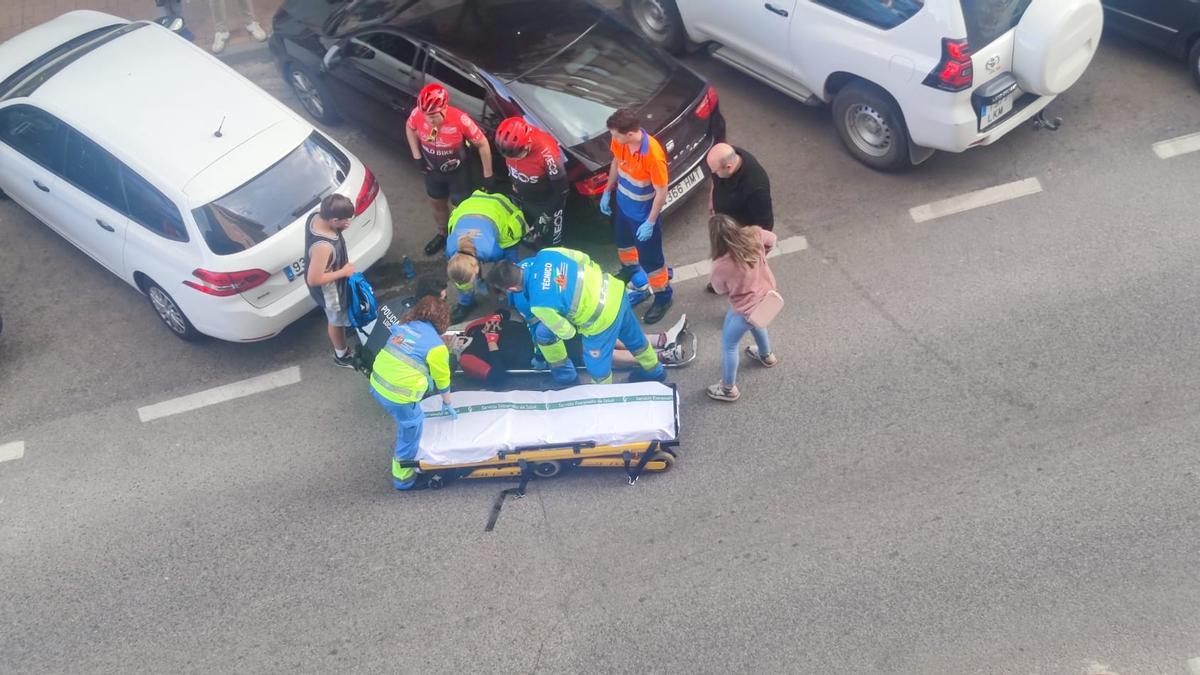 Susto en Cáceres: un ciclista sufre una aparatosa caída en Ronda del Carmen