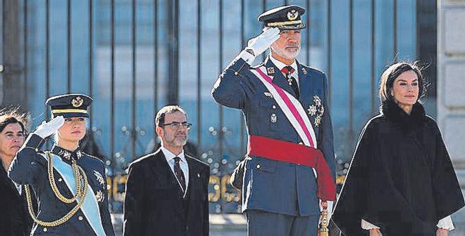 El Rey examina con Robles y la cúpula militar la situación en Ceuta en plena polémica por la gestión del Gobierno