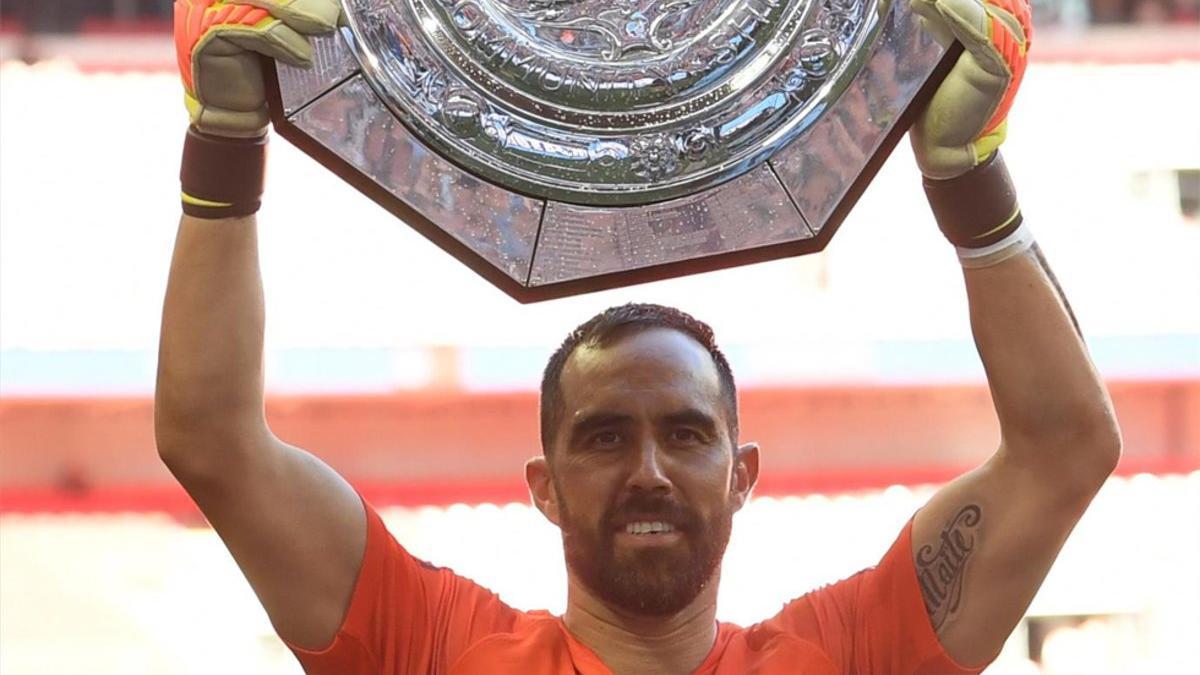 Claudio Bravo ganó la Community Shield en el único partido que jugó la temporada pasada