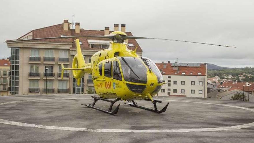 El helicóptero del 061, ayer, en el helipuerto sito en la estación de autobuses de Lalín. // Bernabé/Ana Agra