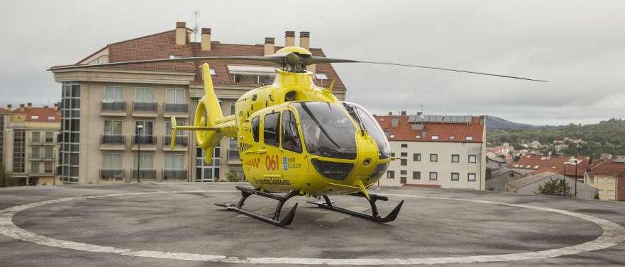 El helicóptero del 061, ayer, en el helipuerto sito en la estación de autobuses de Lalín. // Bernabé/Ana Agra