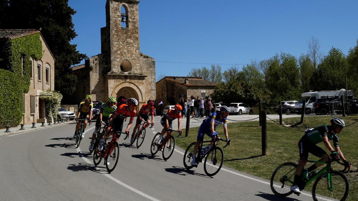El pelotón de la Volta durante la tercera etapa de la Volta Ciclista a Catalunya, que recorrió 179 km entre Sant Feliu de Guixolos y Vallter 2000.