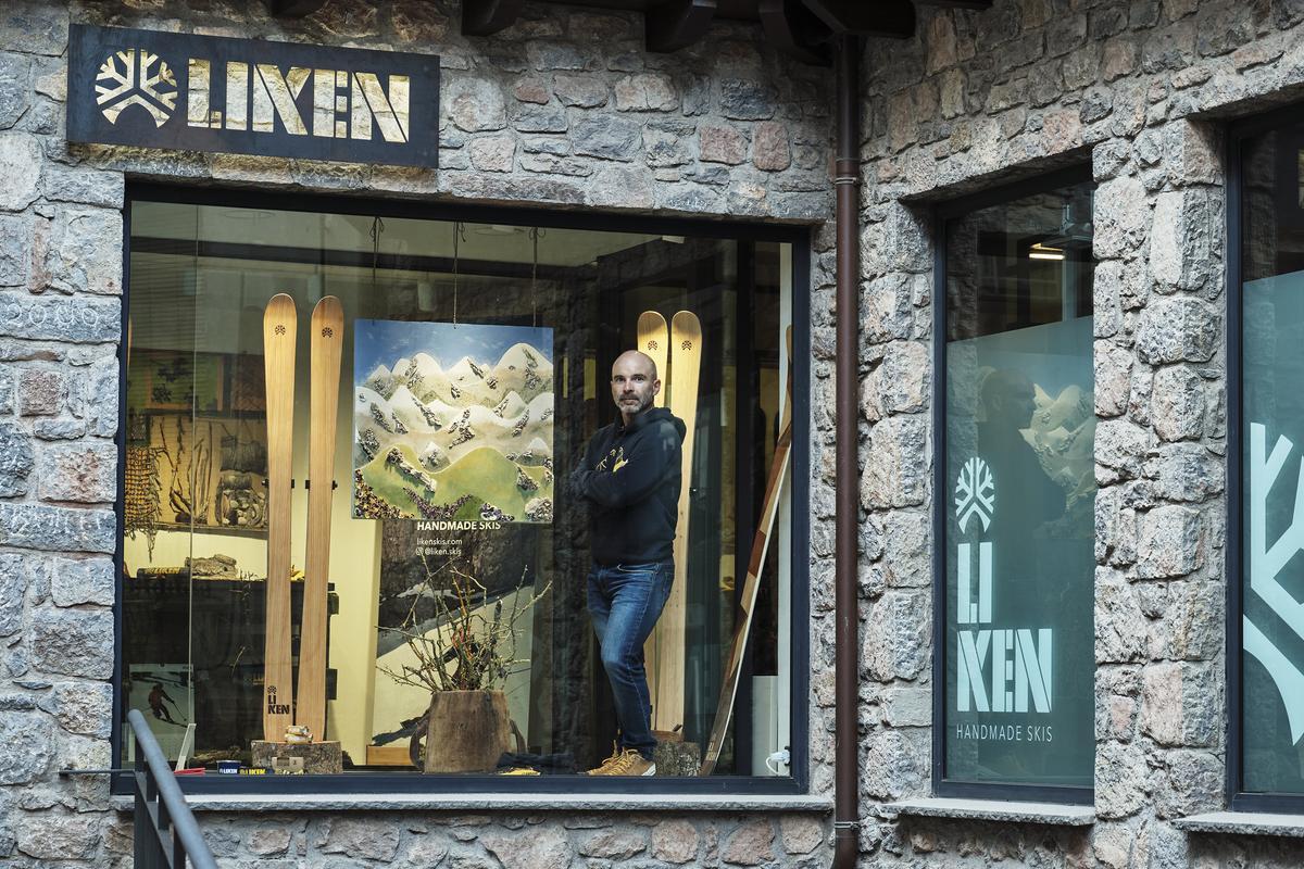 Oriol Baró fabrica esquís artesanales bajo el nombre comercial de Liken Skis.