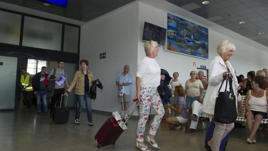 Los cerca de 2.000 pasajeros del aeropuerto de esta Semana Santa mejorarán el turismo