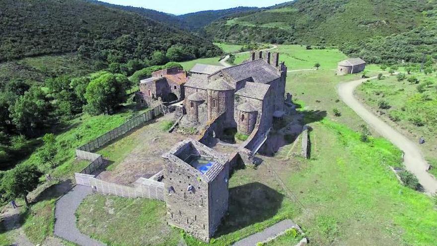 Una vista des de l’aire del majestuós monestir romànic de Sant Quirze de Colera.