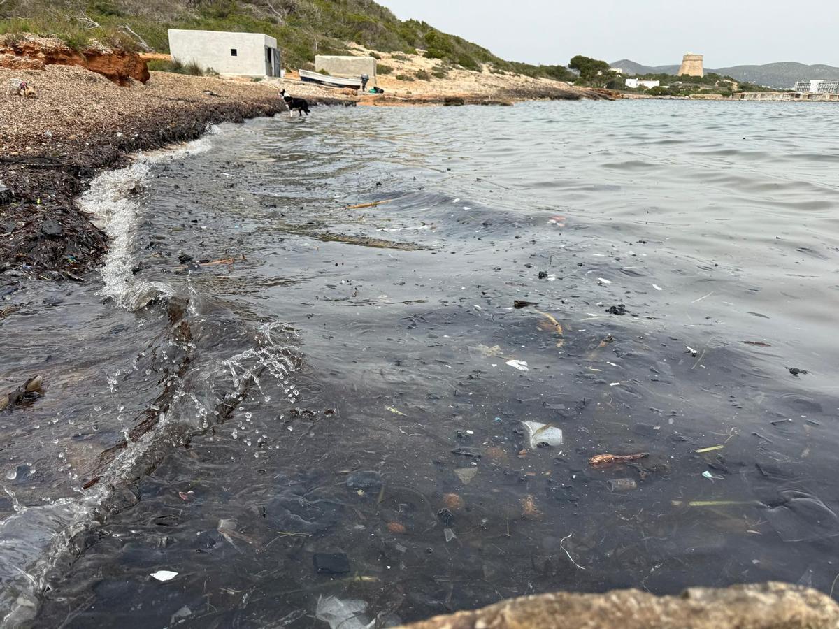 Galería: restos del yate incendiado en Ibiza
