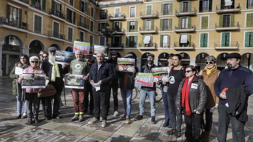 Representantes de las asociaciones y colectivos que se oponen a ampliar el aparcamiento presentaron ayer su manifiesto.