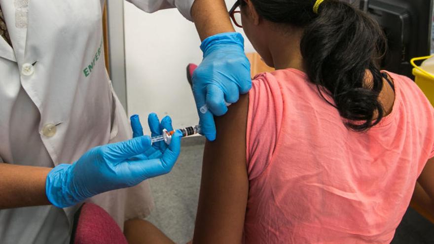 Una enfermera vacuna a una joven en un centro de salud de la provincia, en imagen de archivo