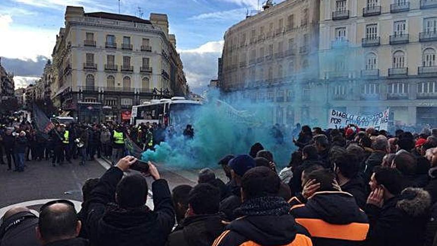 Els taxistes es van concentrar ahir a la Puerta del Sol