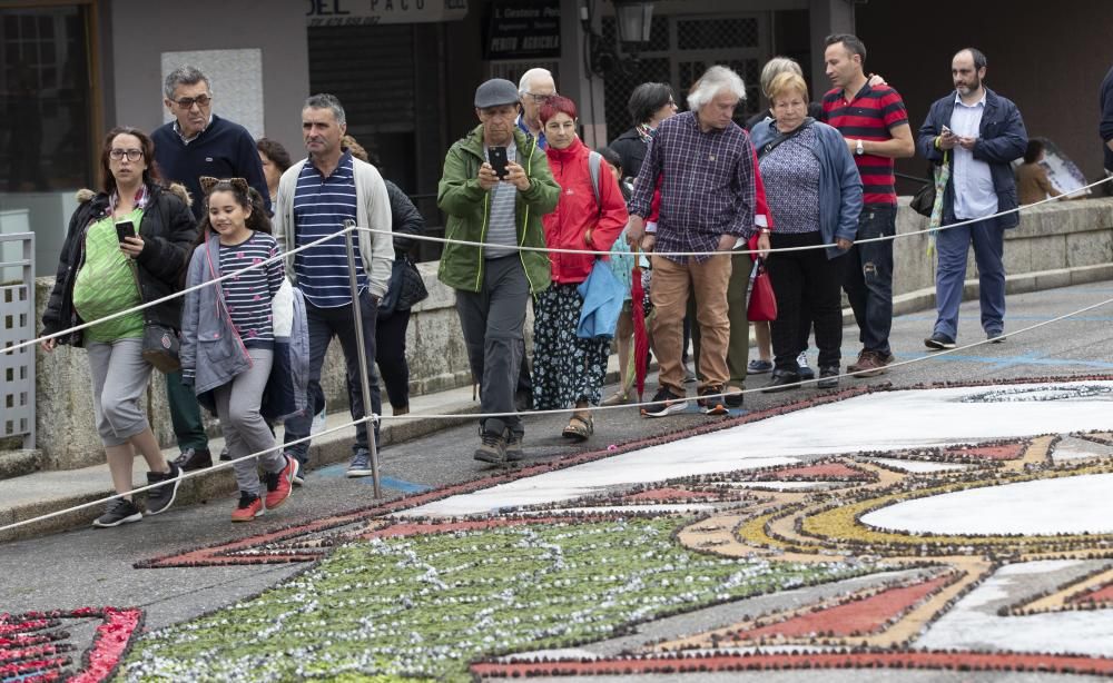 Las flores coronan el Corpus de Ponteareas.